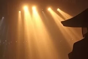 《第二十一页》封面，摊开的笔记本与压在页角的一支笔