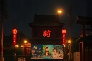 《灯下漫笔》封面，书桌上的稿纸、钢笔与一片暖光