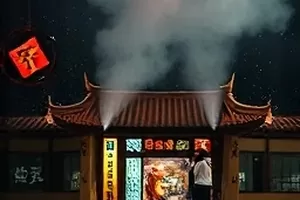 《青石巷口》封面，雨后老巷里的一盏路灯与积水倒影