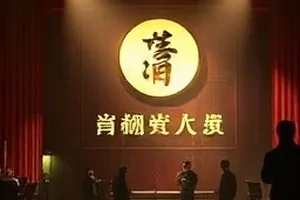 《深水区日志》封面，水下摄影灯照亮的一小片岩壁